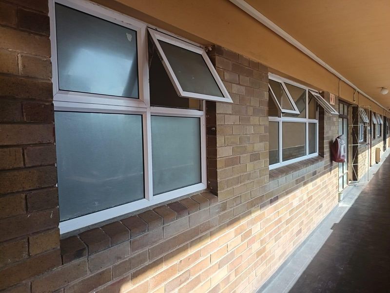 Comfortable 2-Bedroom Apartment with Balcony and Pool Access - Photo 10