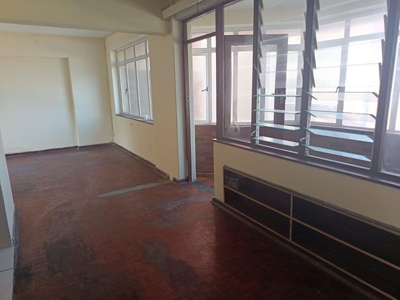 Comfortable 2-Bedroom Apartment with Balcony and Pool Access - Photo 9