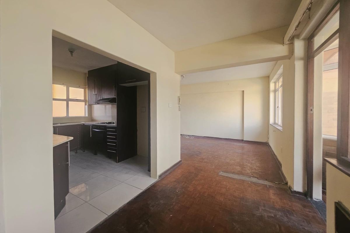 Comfortable 2-Bedroom Apartment with Balcony and Pool Access - Photo 3