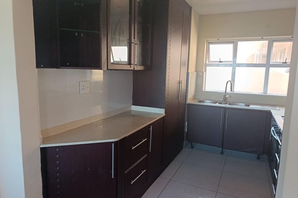 Comfortable 2-Bedroom Apartment with Balcony and Pool Access - Photo 2