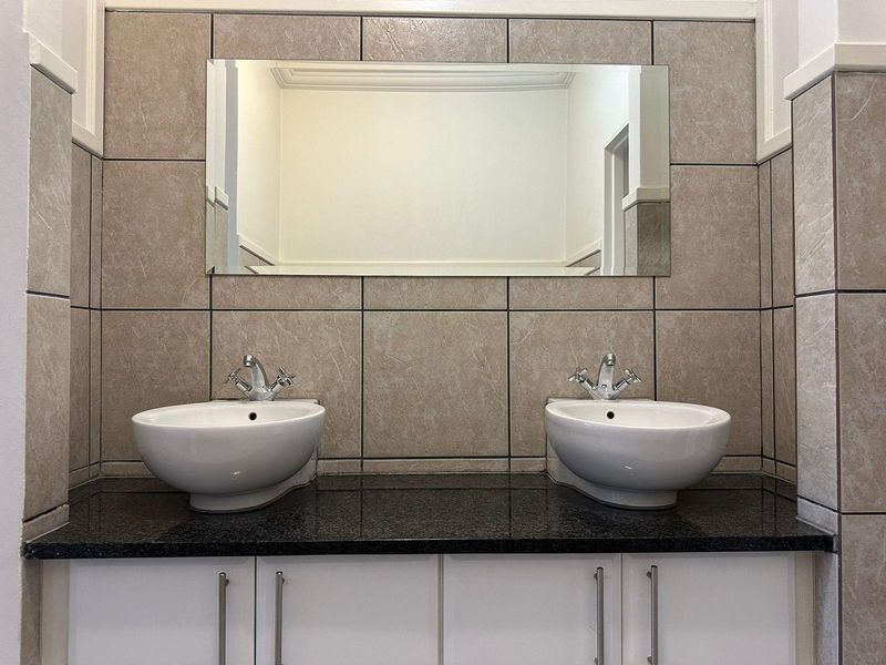 Spacious 1-Bedroom Apartment with Treetop Views in Secure Setting - Photo 10