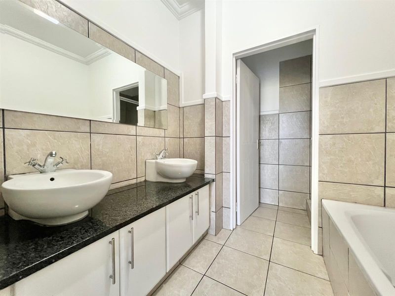 Spacious 1-Bedroom Apartment with Treetop Views in Secure Setting - Photo 10