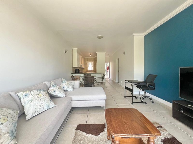 Spacious 1-Bedroom Apartment with Treetop Views in Secure Setting - Photo 3