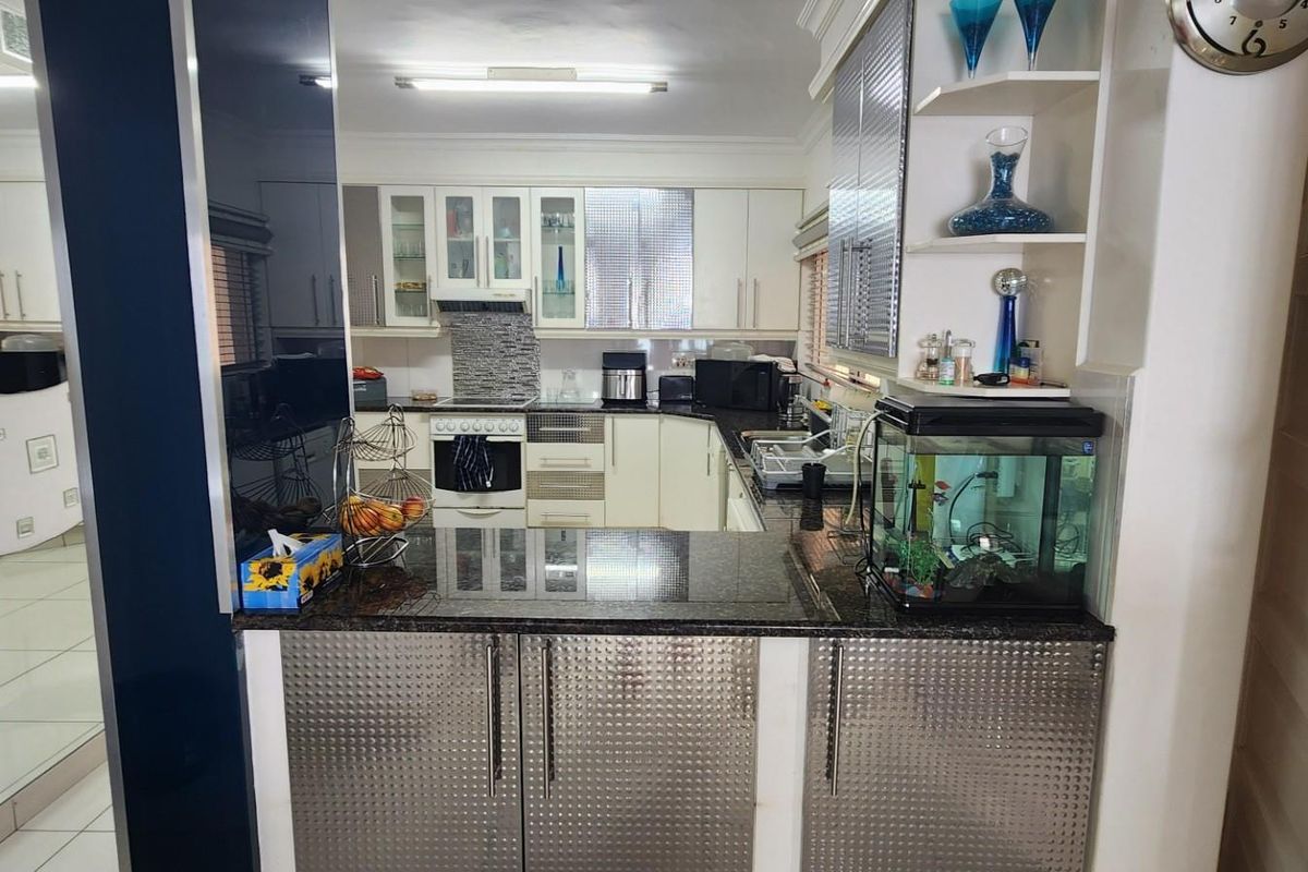 Furnished Apartment To Rent in Umhlanga Central, Umhlanga, KwaZulu Natal - Photo 2