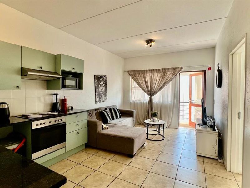 2bed 1bath - Third floor apartment - Photo 3