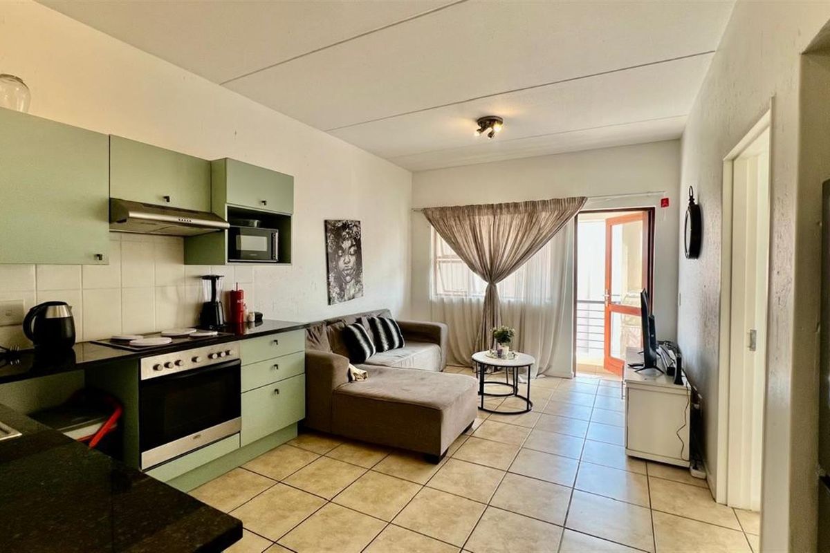 2bed 1bath - Third floor apartment - Photo 3