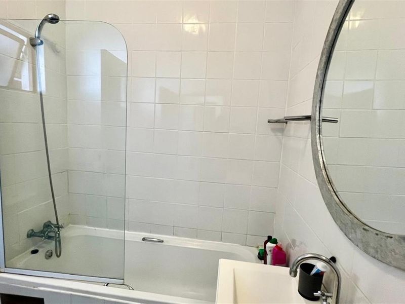 2bed 1bath - Third floor apartment - Photo 10