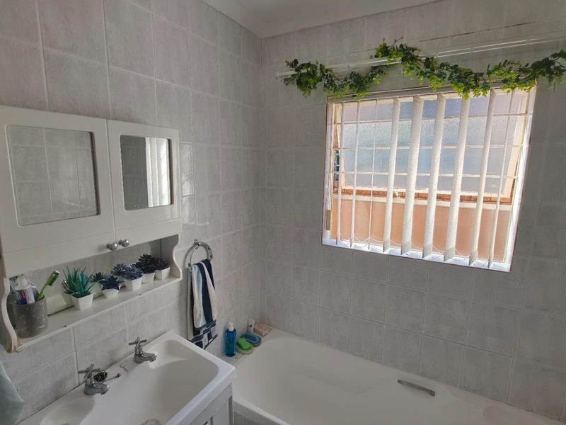 Apartment To Share in Wilro Park, Roodepoort - Photo 9