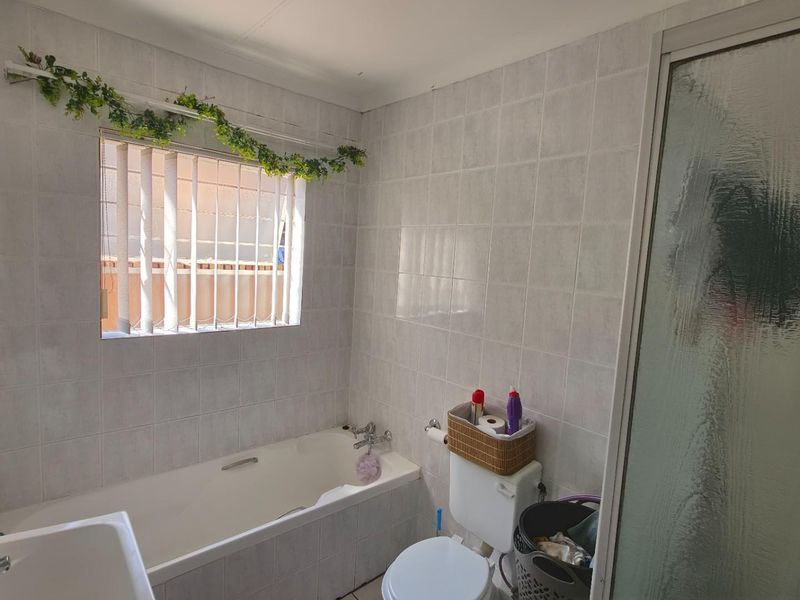 Apartment To Share in Wilro Park, Roodepoort - Photo 8