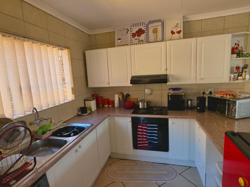 Apartment To Share in Wilro Park, Roodepoort - Photo 2