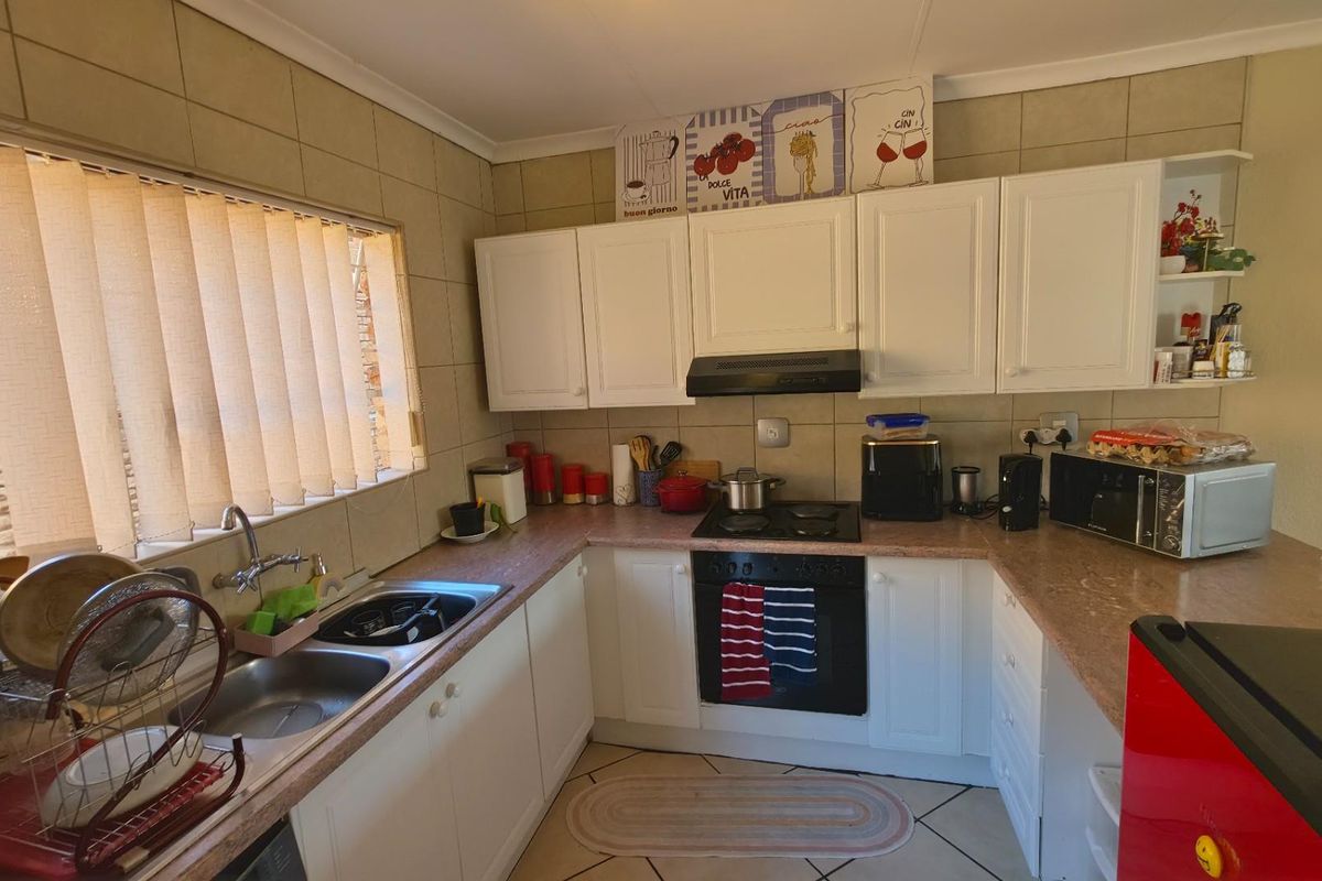 Apartment To Share in Wilro Park, Roodepoort - Photo 2