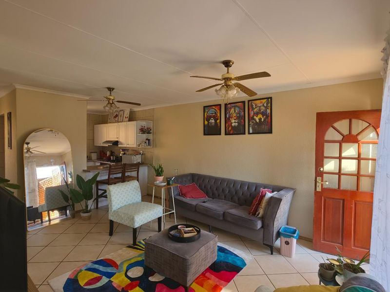 Apartment To Share in Wilro Park, Roodepoort - Photo 3