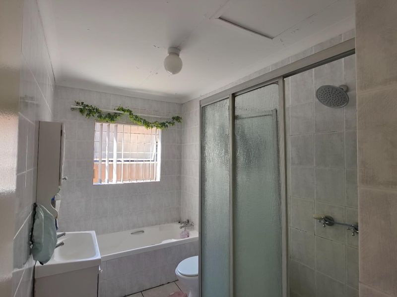 Apartment To Share in Wilro Park, Roodepoort - Photo 10