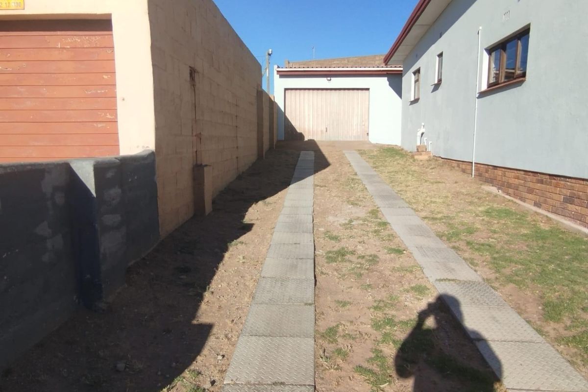 3 Bedroom House For Sale in Vredenburg - Photo 5