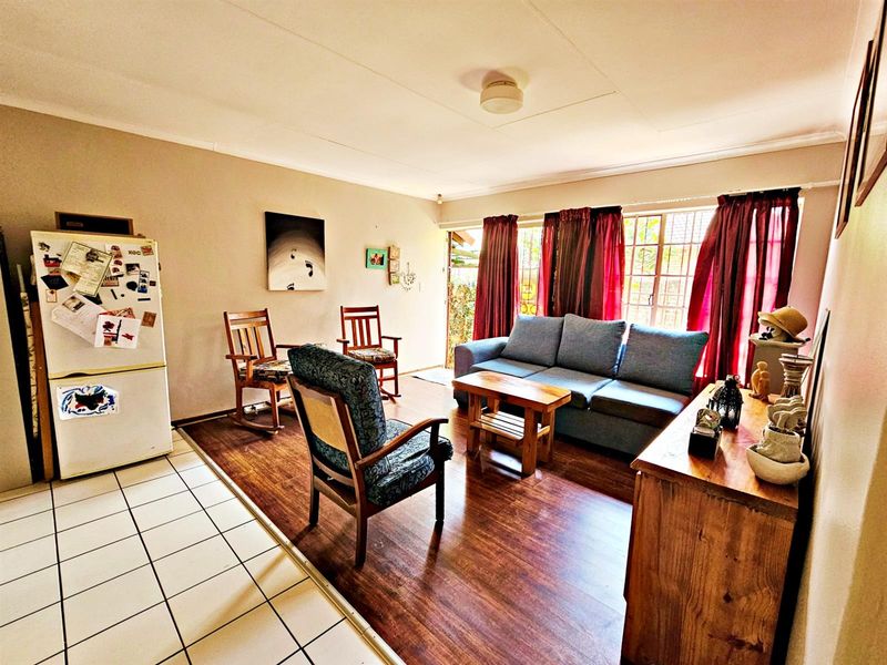 Charming 2 Bedroom Townhouse with Private Garden and Built-in Braai. - Photo 10