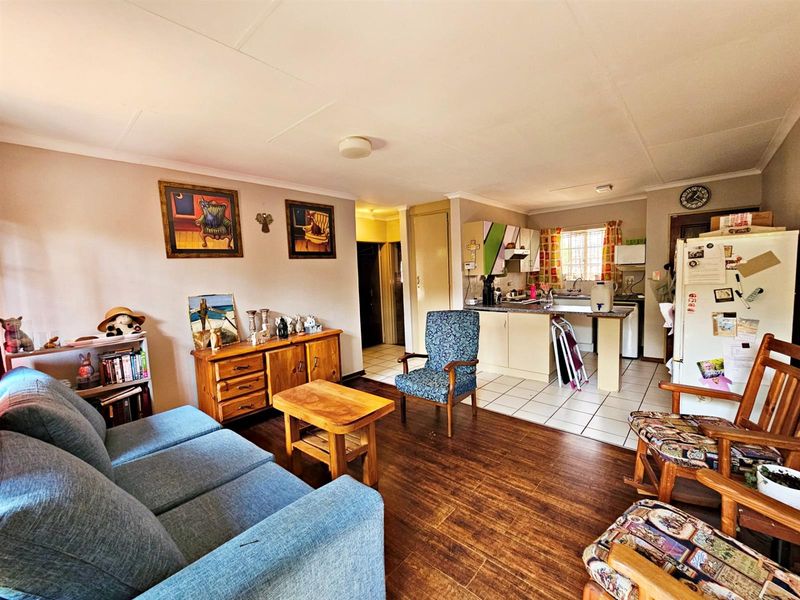 Charming 2 Bedroom Townhouse with Private Garden and Built-in Braai. - Photo 8