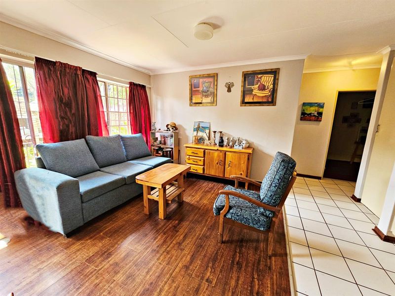 Charming 2 Bedroom Townhouse with Private Garden and Built-in Braai. - Photo 9