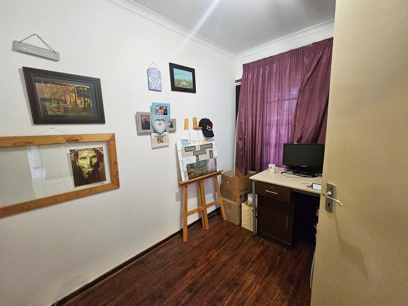 Charming 2 Bedroom Townhouse with Private Garden and Built-in Braai. - Photo 6