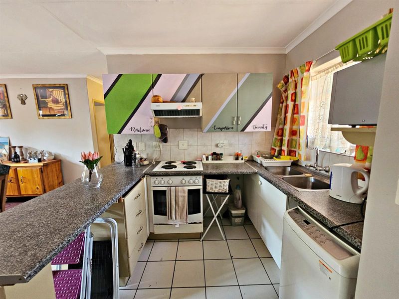 Charming 2 Bedroom Townhouse with Private Garden and Built-in Braai. - Photo 2