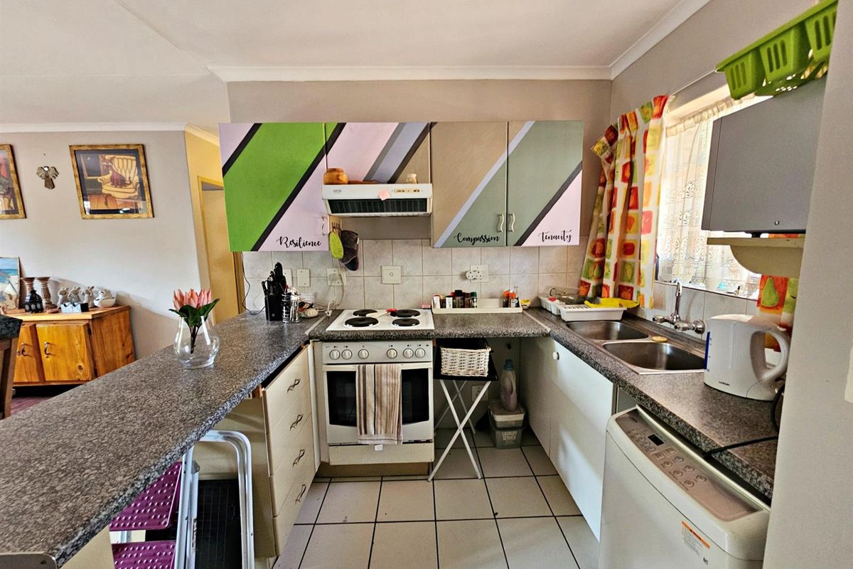 Charming 2 Bedroom Townhouse with Private Garden and Built-in Braai. - Photo 2