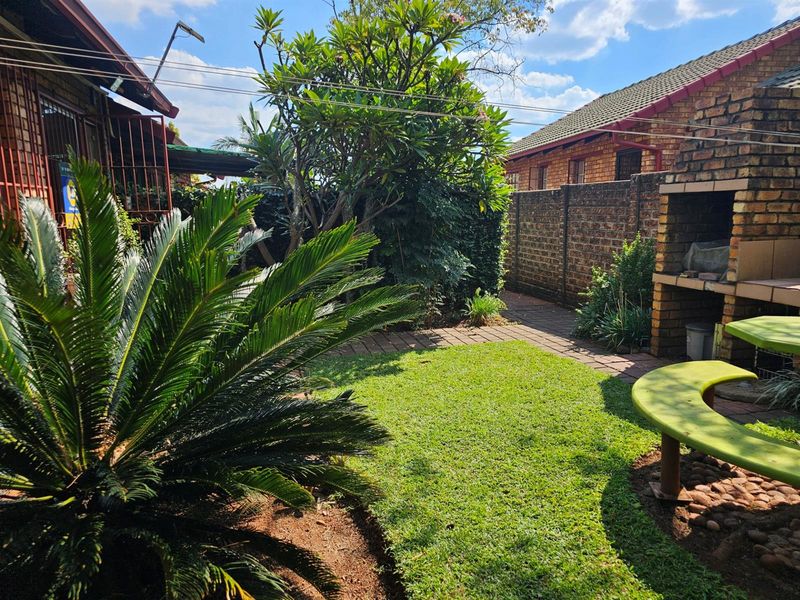Charming 2 Bedroom Townhouse with Private Garden and Built-in Braai. - Photo 3