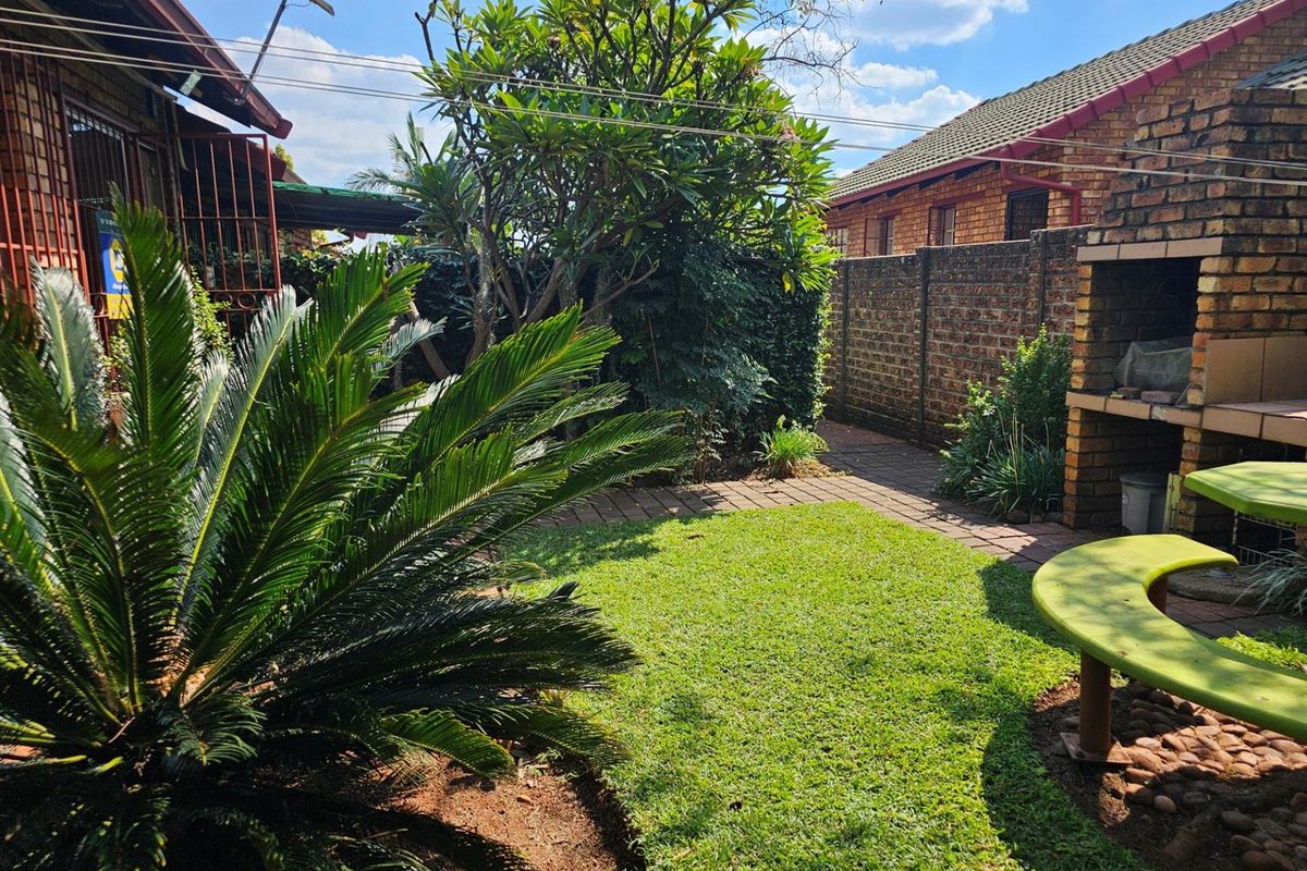 Charming 2 Bedroom Townhouse with Private Garden and Built-in Braai. - Photo 3