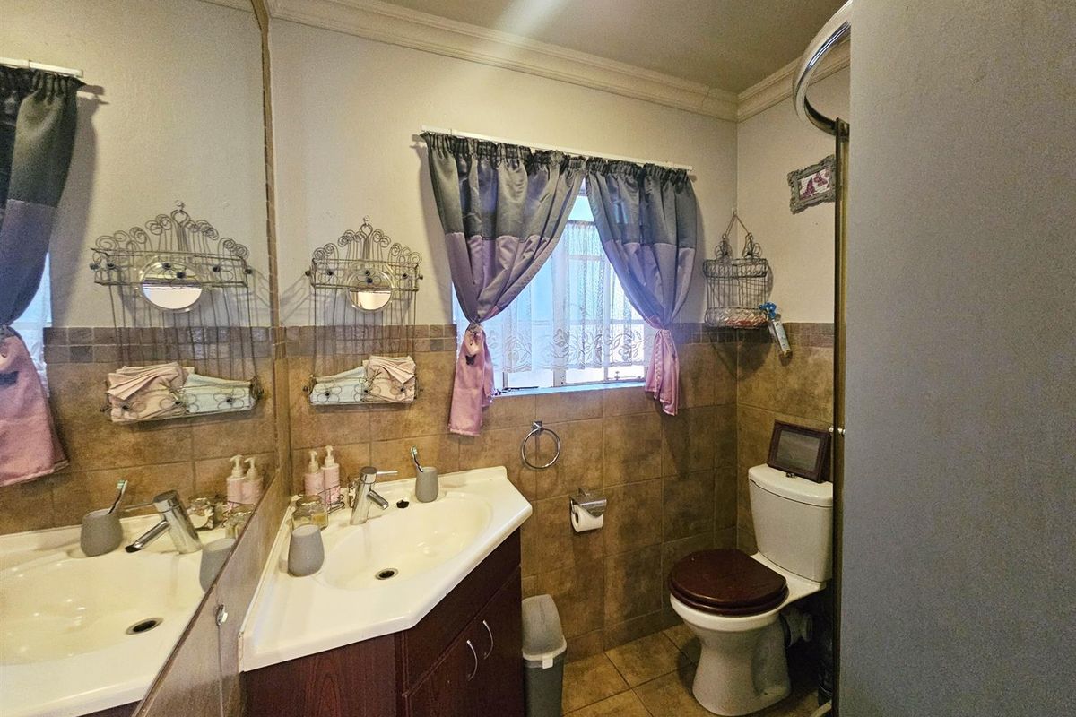 Charming 2 Bedroom Townhouse with Private Garden and Built-in Braai. - Photo 5