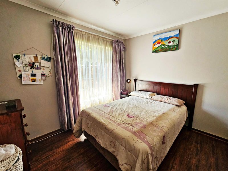 Charming 2 Bedroom Townhouse with Private Garden and Built-in Braai. - Photo 4