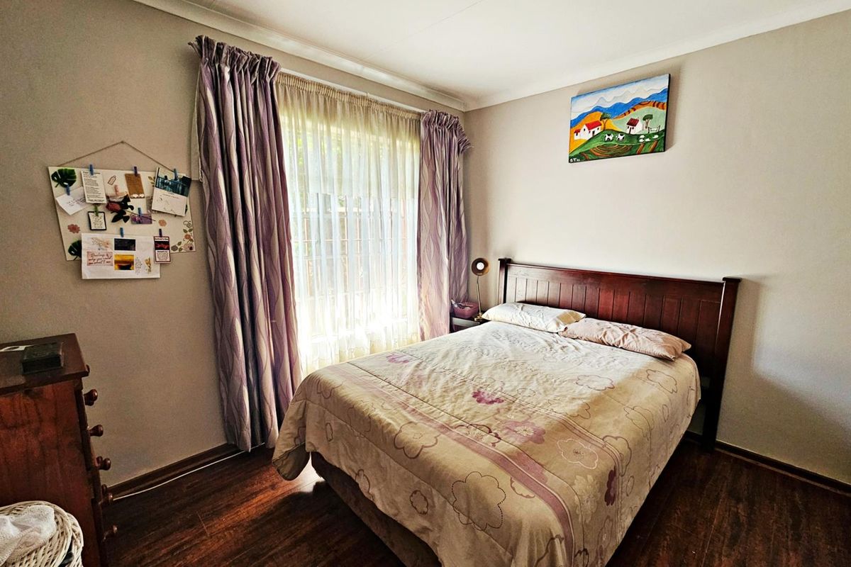 Charming 2 Bedroom Townhouse with Private Garden and Built-in Braai. - Photo 4