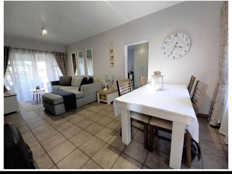 Spacious Lock-Up Go Garden Apartment in Honeydew, Roodepoort - Photo 2