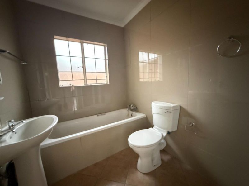 NEAT, NEW AND NOW AVAILABLE 2 BEDROOM TOWNHOUSE IN ELARDUS PARK - Photo 9