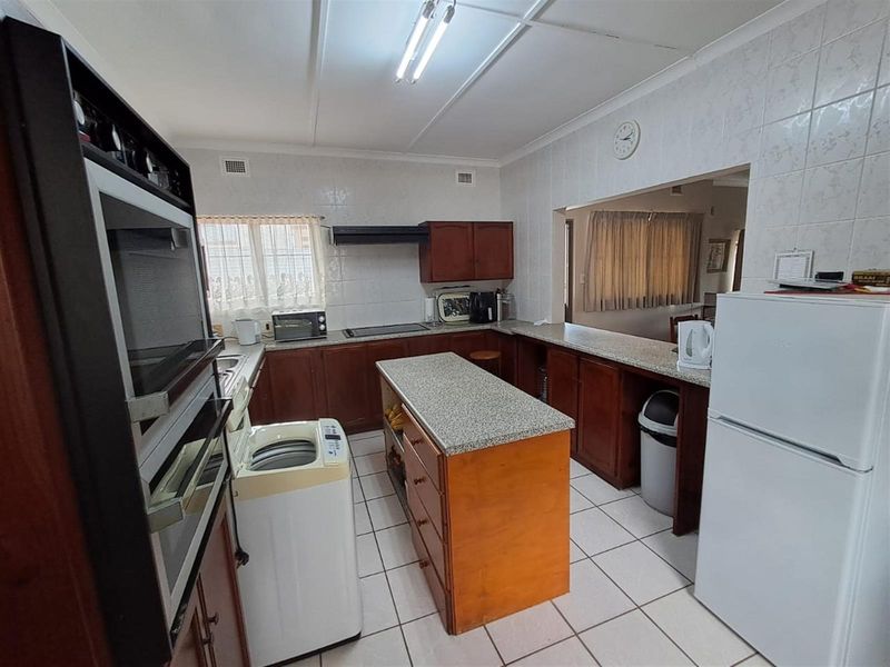 House With Flatlet For Sale In Uvongo, Kwazulu-Natal - Photo 4