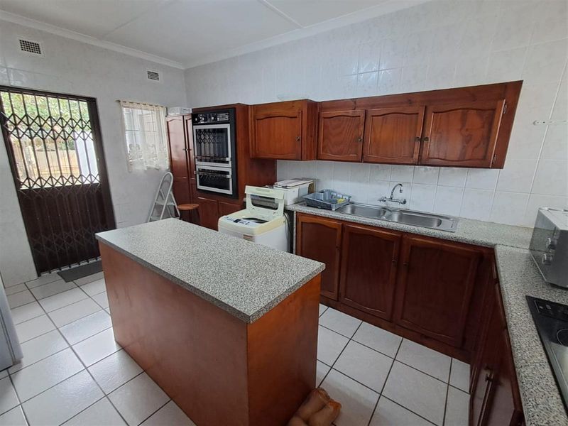 House With Flatlet For Sale In Uvongo, Kwazulu-Natal - Photo 2