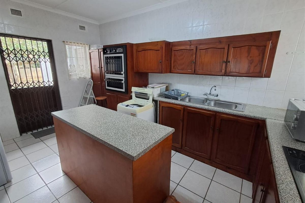 House With Flatlet For Sale In Uvongo, Kwazulu-Natal - Photo 2