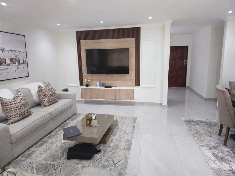 3 bedroom Townhouse For Sale in Durban, KwaZulu Natal - Photo 2