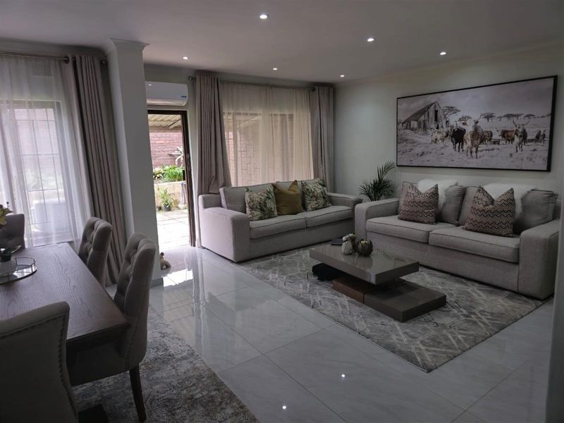 3 bedroom Townhouse For Sale in Durban, KwaZulu Natal - Photo 3