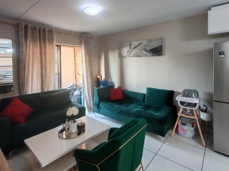 2 Bedroom Apartment For Sale in Groblerpark, Roodepoort - Photo 2