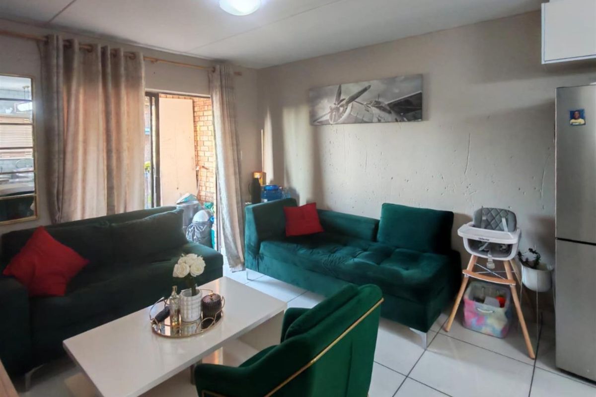 2 Bedroom Apartment For Sale in Groblerpark, Roodepoort - Photo 2