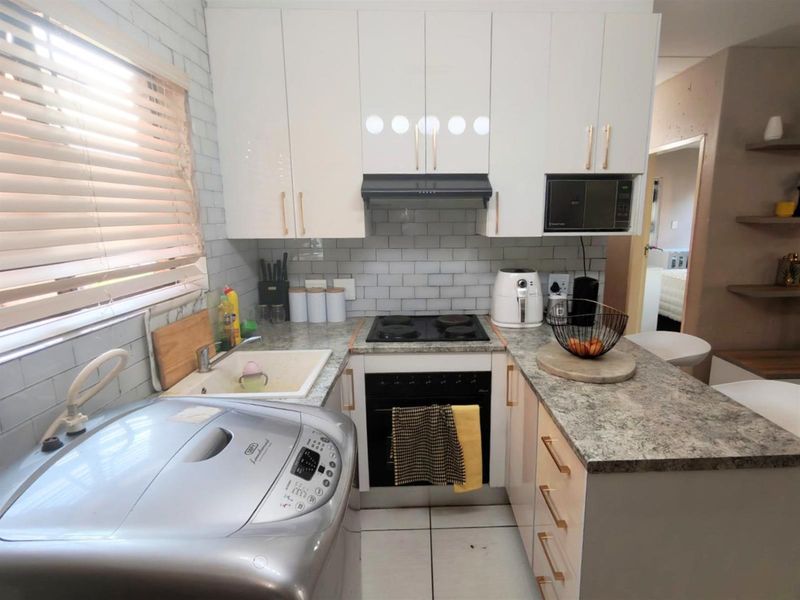 2 Bedroom Apartment For Sale in Groblerpark, Roodepoort - Photo 3