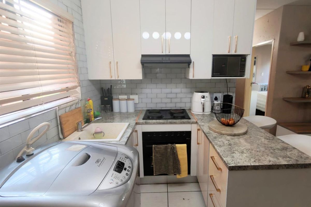 2 Bedroom Apartment For Sale in Groblerpark, Roodepoort - Photo 3