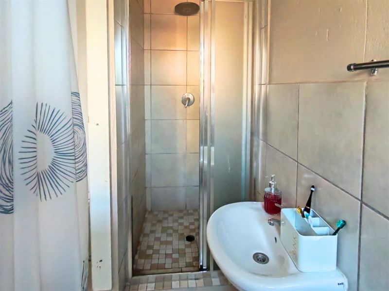 2 Bedroom Apartment For Sale in Groblerpark, Roodepoort - Photo 5