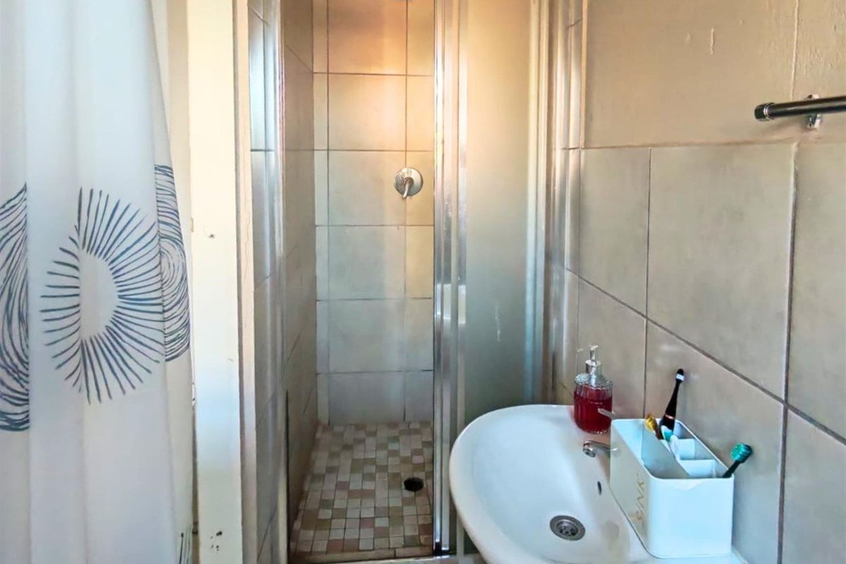 2 Bedroom Apartment For Sale in Groblerpark, Roodepoort - Photo 5