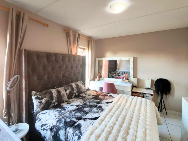 2 Bedroom Apartment For Sale in Groblerpark, Roodepoort - Photo 4