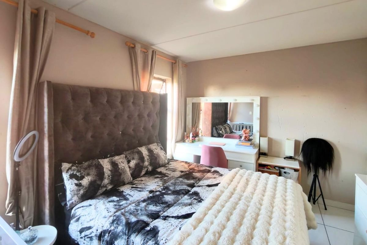 2 Bedroom Apartment For Sale in Groblerpark, Roodepoort - Photo 4