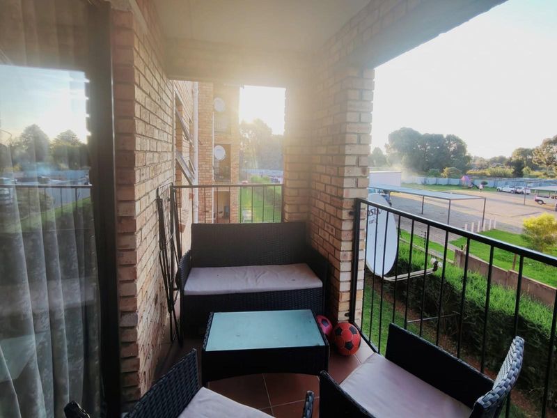 2 Bedroom Apartment For Sale in Groblerpark, Roodepoort - Photo 9