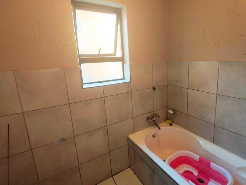 2 Bedroom Apartment For Sale in Groblerpark, Roodepoort - Photo 8