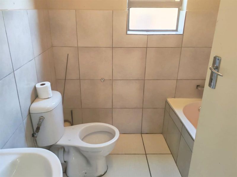 2 Bedroom Apartment For Sale in Groblerpark, Roodepoort - Photo 7