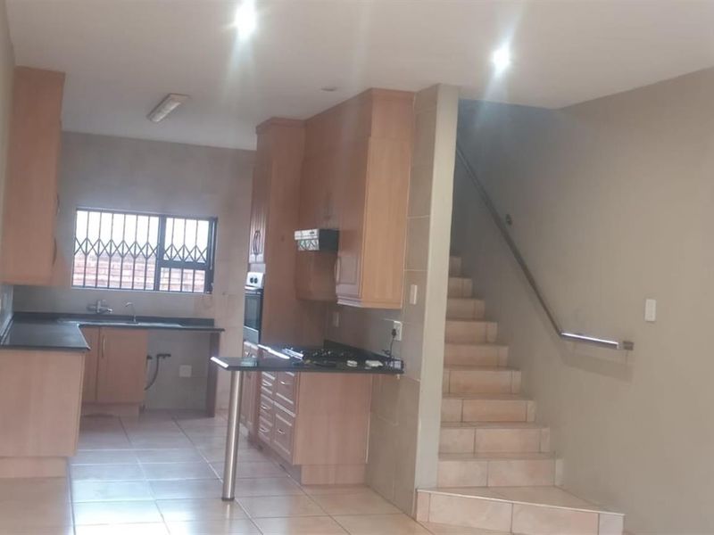 Townhouse To Rent in Huttenheights, Newcastle, KwaZulu Natal - Photo 3
