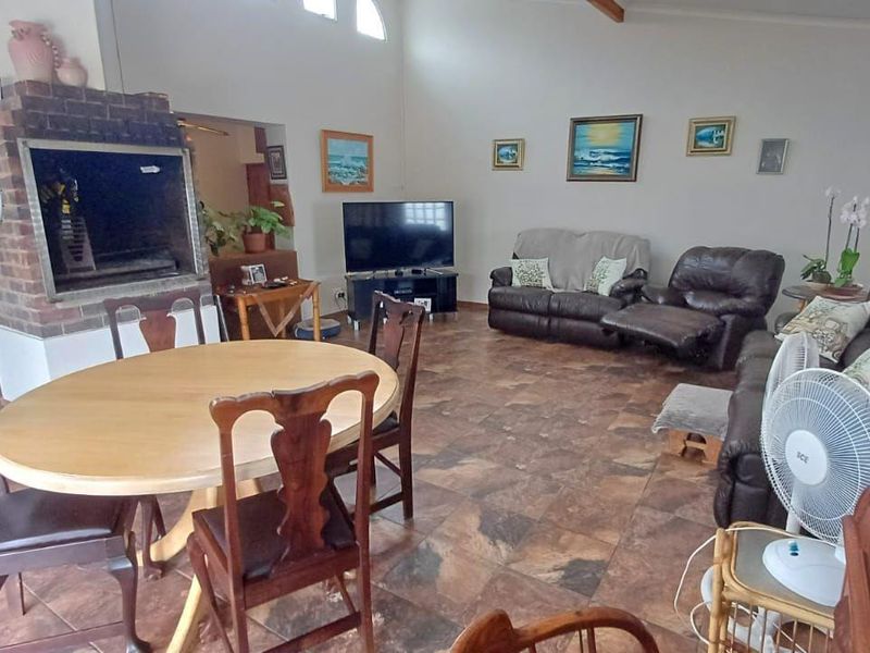 House For Sale in Vanes Estate, Uitenhage - Photo 8