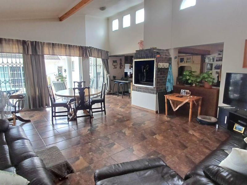 House For Sale in Vanes Estate, Uitenhage - Photo 6